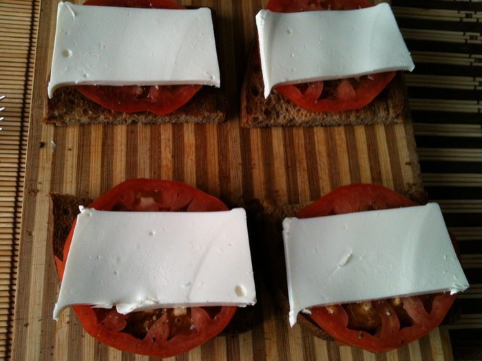 Простые тосты с греческим акцентом