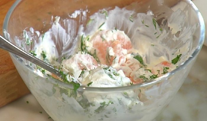 Тортильи с креветками и зеленым салатом