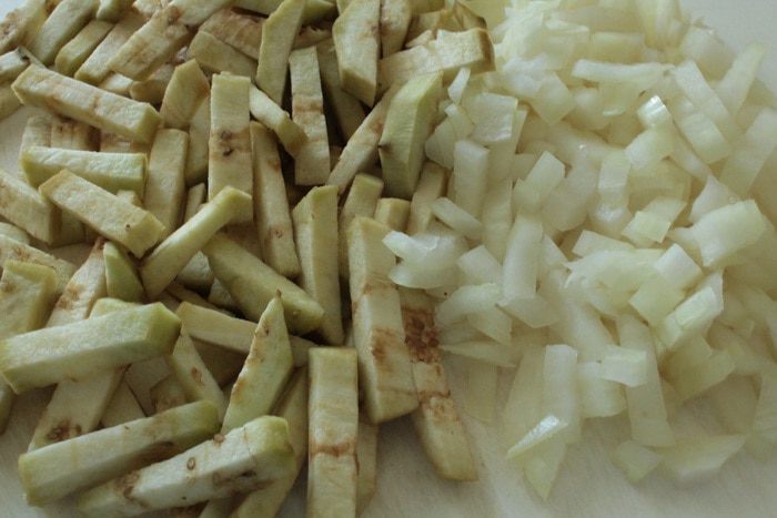 Куриная печень с яблоками и баклажанами