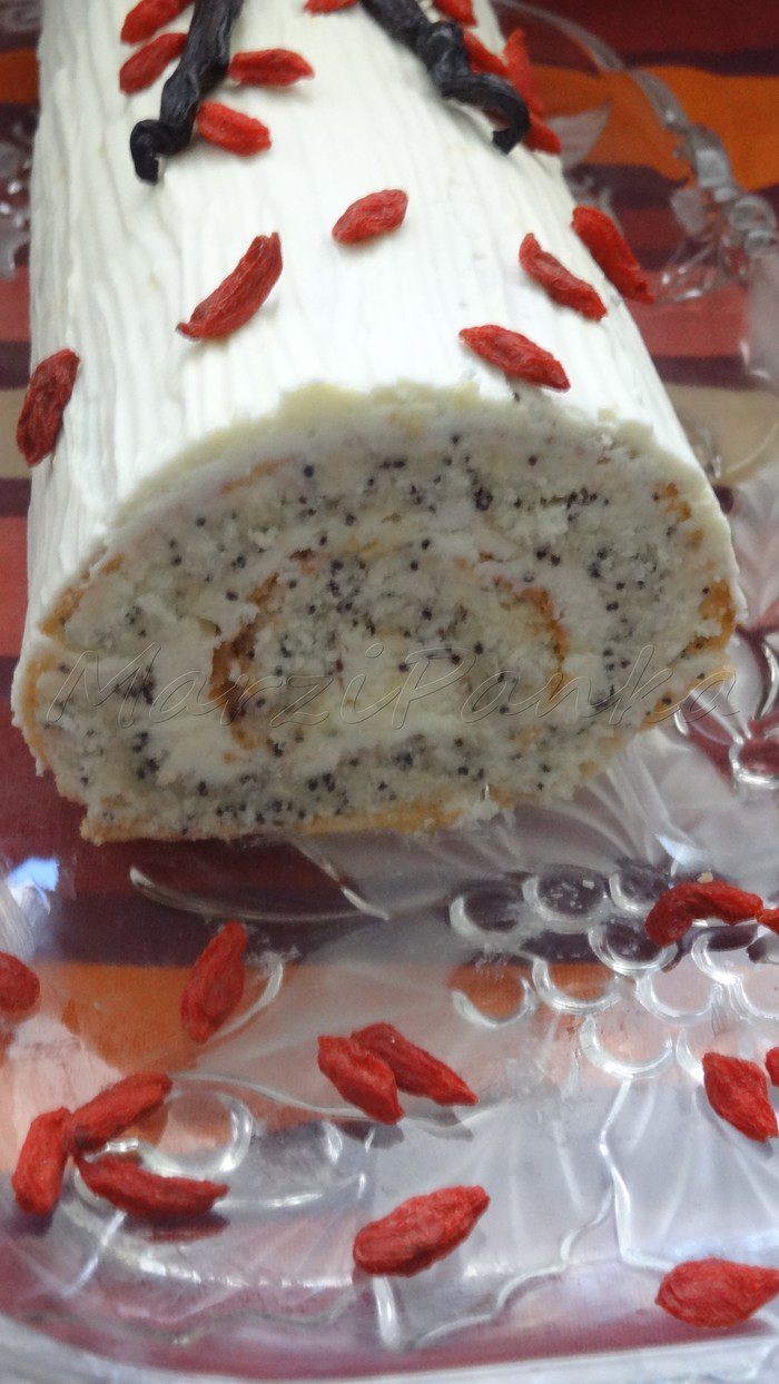 Цитрусово-маковый бисквитный рулет