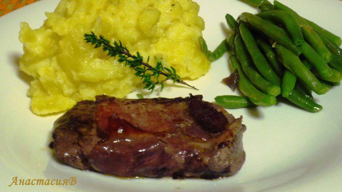 Медальоны из говядины в соусе из Риохи, карамелизированная фасоль и картофельное пюре с трюфелями