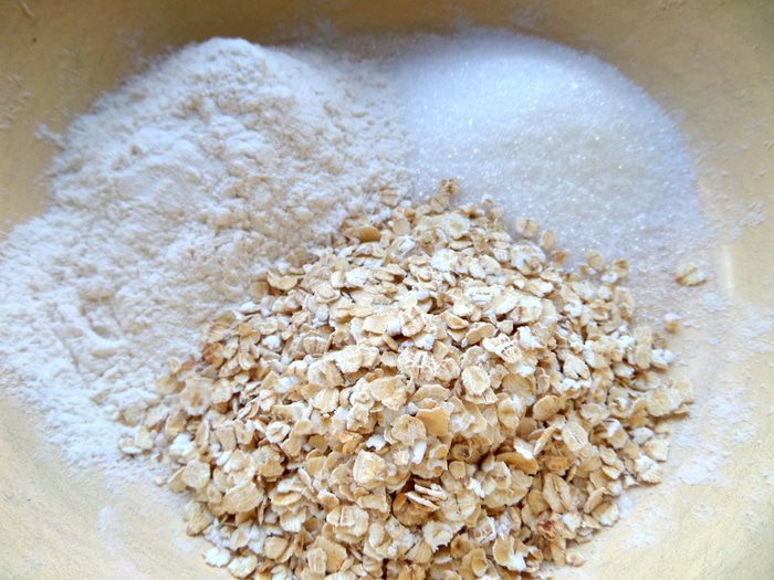 Фруктовый салат с овсяной крошкой и сгущенкой