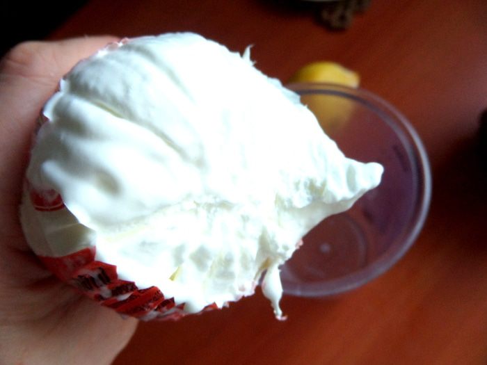 Прохладный коктейль из мороженого с черникой