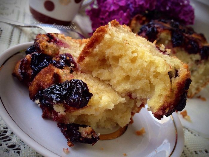 Кокосовый кекс с вишней