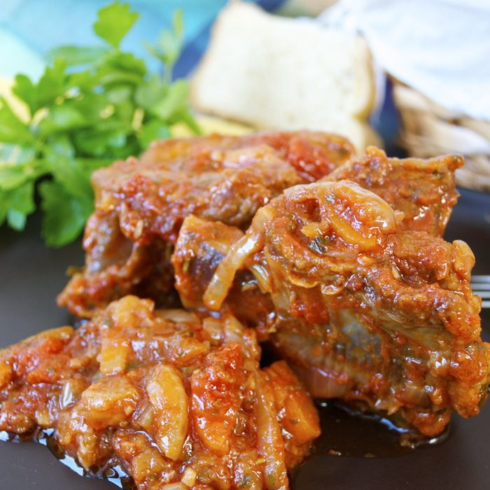 Томленые говяжьи ребрышки с томатно-овощным соусом