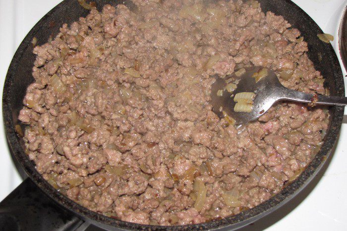 Открытый пирог с бараниной, грибами и помидорами