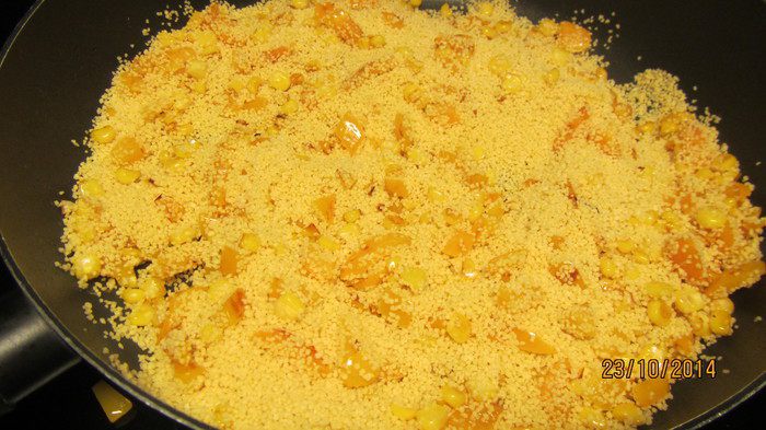 Теплый салат с кускусом и овощами