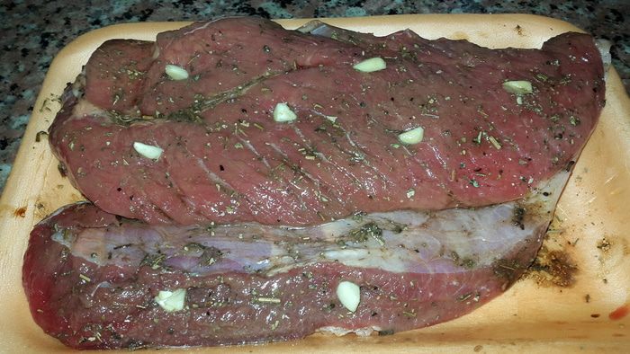 Телятина с розмарином и чесноком, запеченная в рукаве