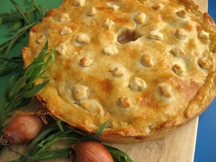  Пирог из нежной курочки с луком и сидром