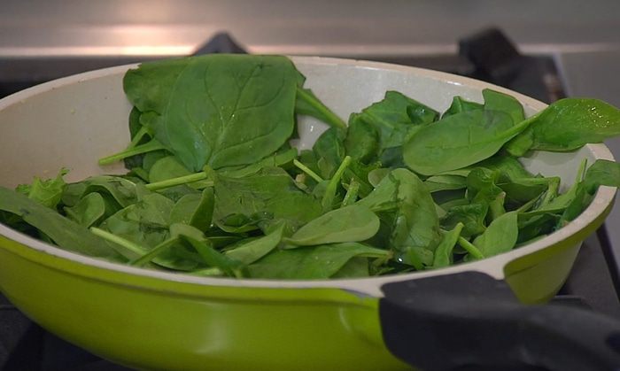 Пирог со шпинатом, изюмом и соусом песто 