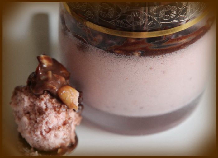 Шоколадно-клубничный мусс с орешками