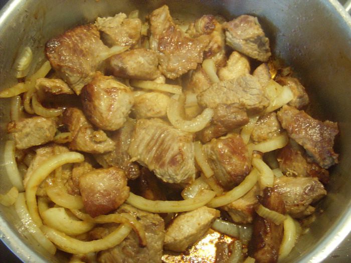 Гуляш с квашеной капустой