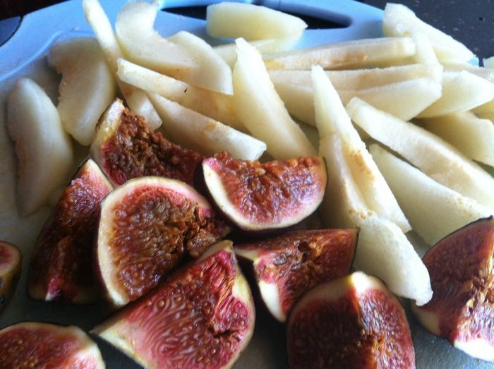 Крамбл с грушами и инжиром