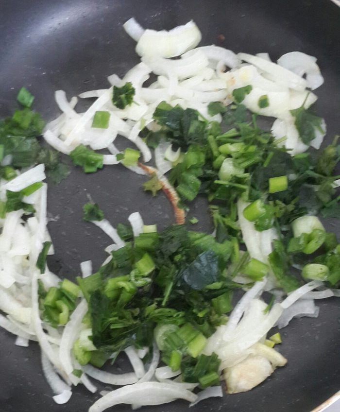 Блинный торт со шпинатом и сыром на завтрак