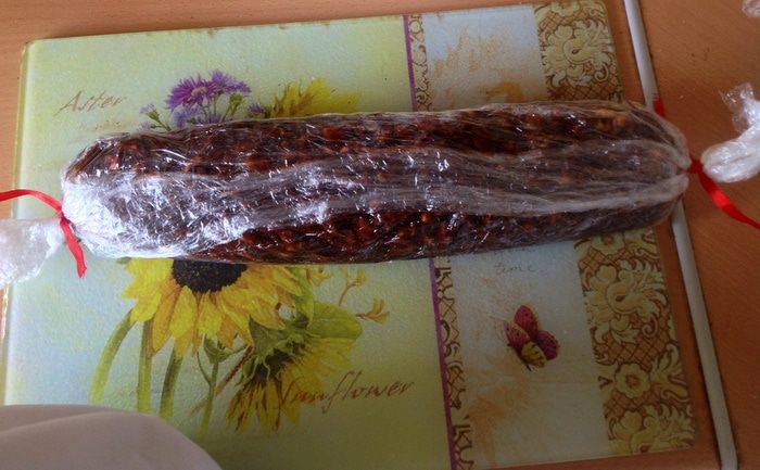 Шоколадная колбаса с орехами