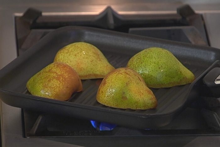 Груши, начиненные творогом и каперсами 