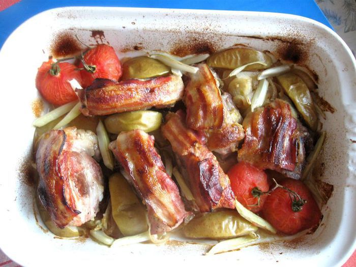 Свинина под ароматной корочкой, с яблоком, помидором и сельдереем