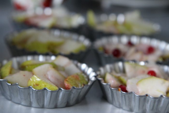 Грушево-брусничный крамбл