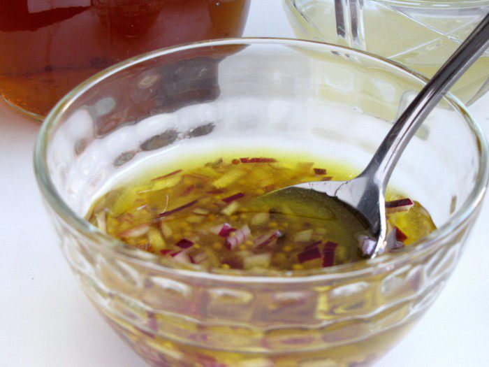 Салат с авокадо и черным виноградом