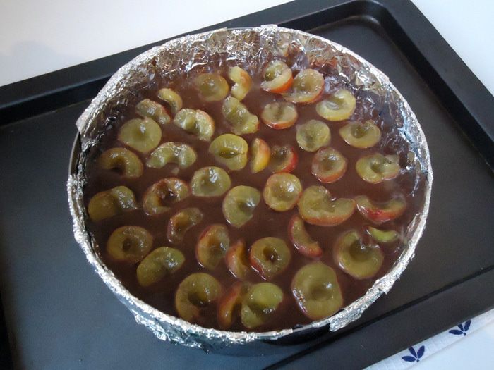 Шоколадный пирог со сливой