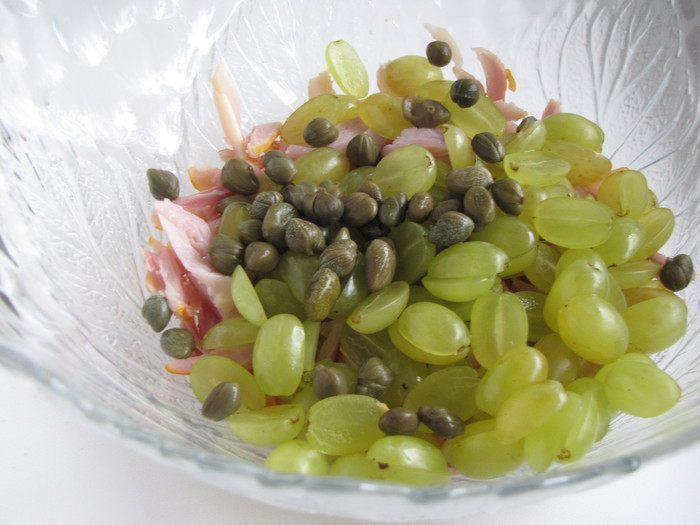 Куриный салат с виноградом и кедровыми орешками