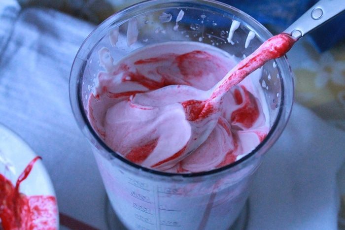 Ореховый торт-безе с малиновым кремом