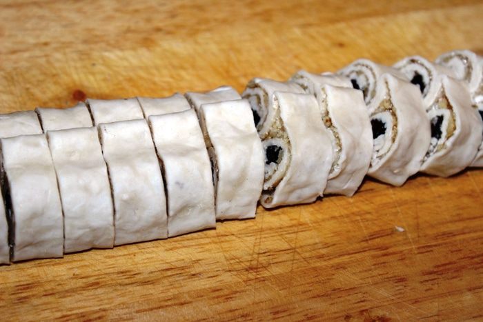 Завитки с орехами и изюмом