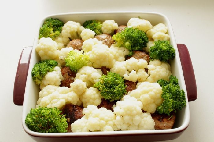 Запеканка с тефтелями, брокколи и цветной капустой