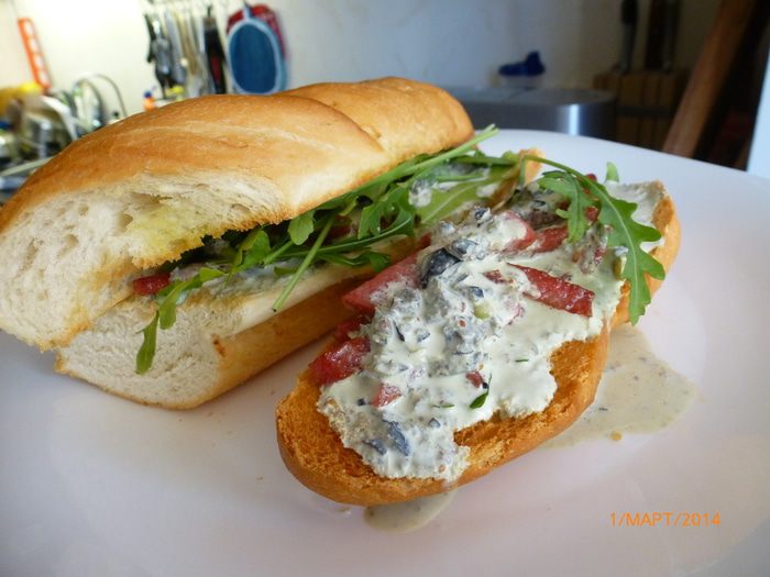 Горячий бутерброд с колбасой и сметанным соусом