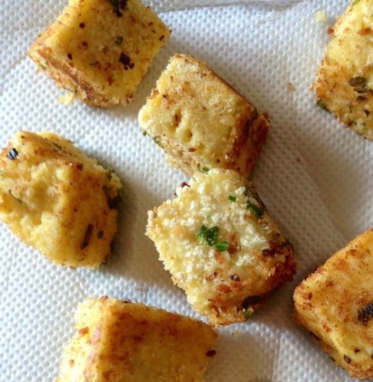 Закуска из поленты с козьим сыром и ароматными травами