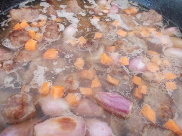 Соус из говядины с луком и шпинатом