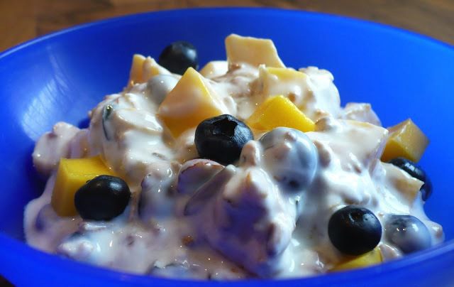 Ванильный йогурт с манго и черникой