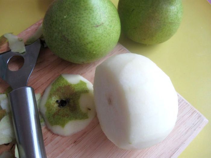 Ванильное мороженое и груша-пашот «Сладкая парочка»