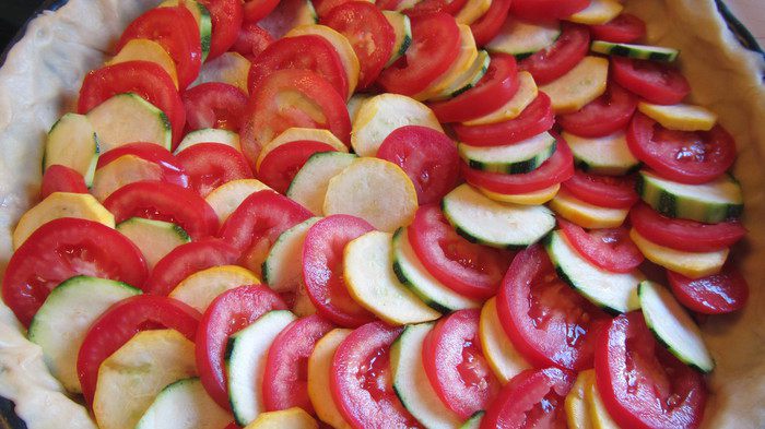 Киш с цукини и помидорами