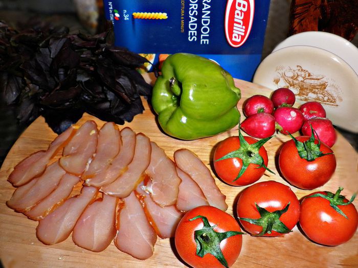 Салат с пастой джирандоле, карпаччо из курицы и овощами