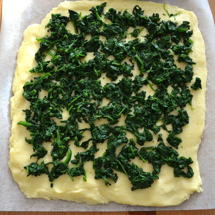 Картофельный рулет со шпинатом