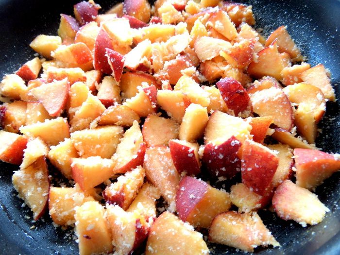 Шарлотка с нектаринами