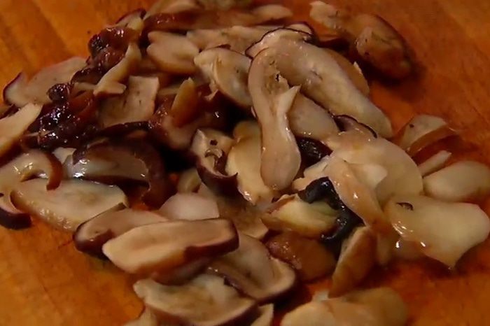 Зеленый салат с жареными грибами и кедровыми орешками