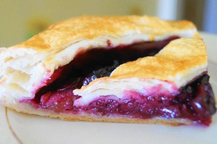 Слоеный пирог с яблоком и вишней