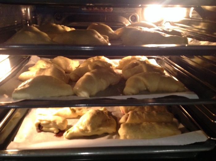 Слойки с щавелем, сыром и яйцом