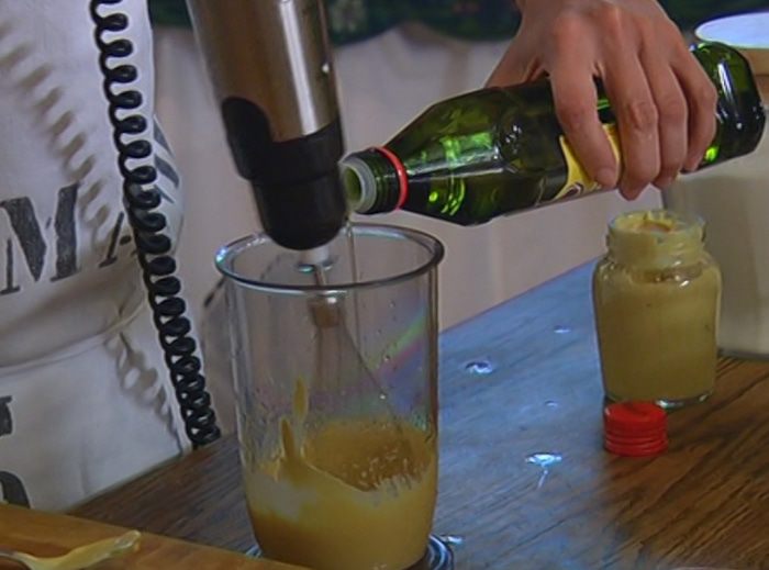 Сэндвич с рыбой в кляре и листьями салата 