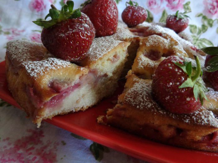 Клубничный бисквитный пирог с цукатами экзотических фруктов