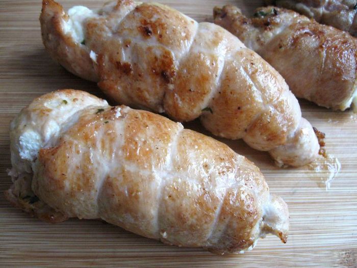 Куриные рулетики с сырным соусом