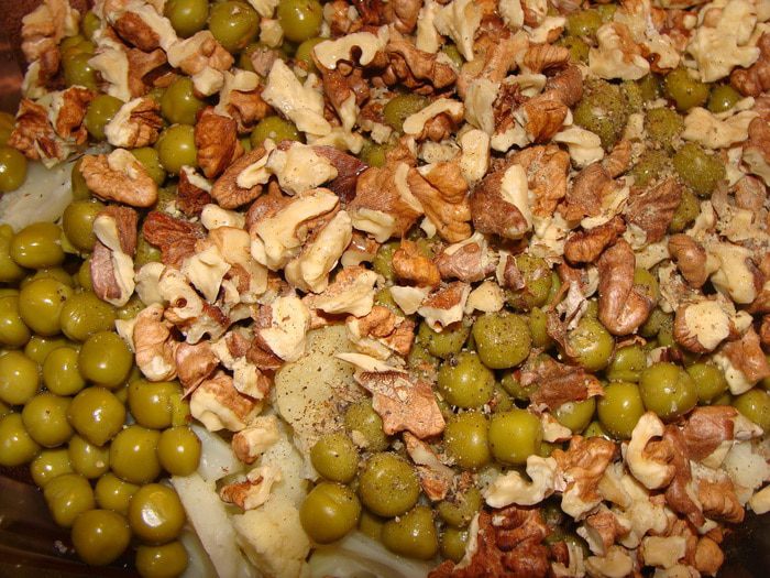 Салат с цветной капустой, горошком и орехами