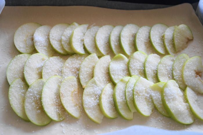 Слоеный пирог с яблоком и вишней