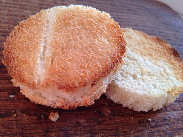 Яичный салат на гренке