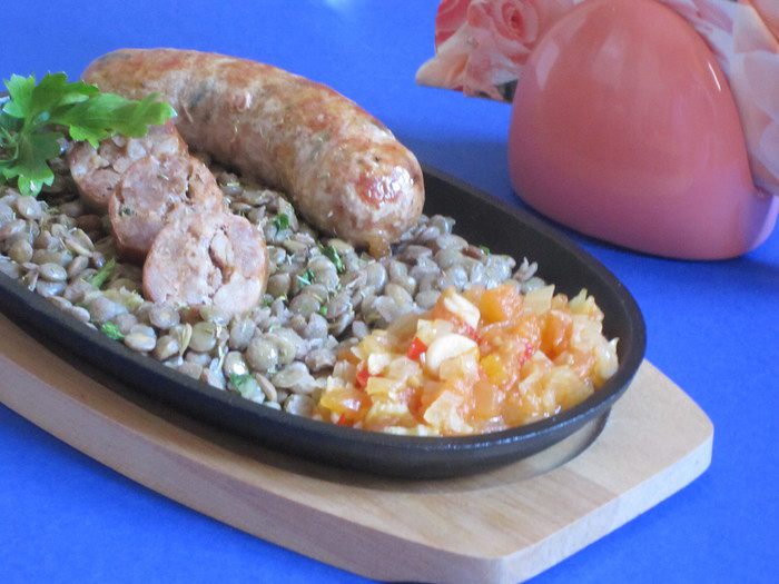 Свиные колбаски с чечевицей