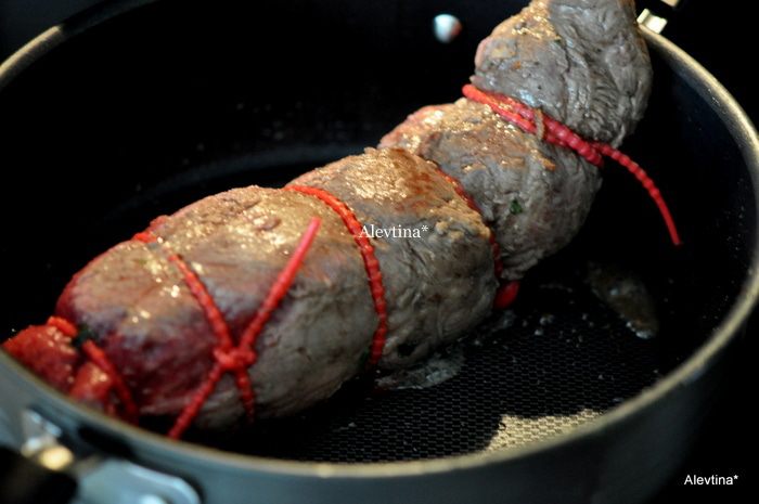 Говяжий рулет с грибами и беконом