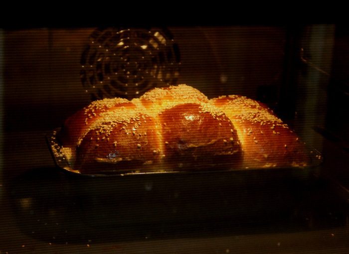 Сладкий хлеб с изюмом