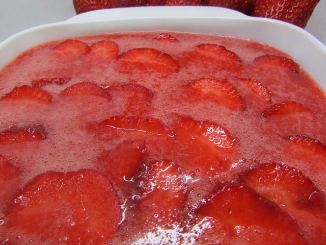Клубнично-лимонный холодный суп с нежными клецками